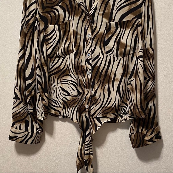 Chico’s Shirt Women’s Size‎ 1 Medium Button Down Tie Animal Print Mobwife - Picture 5 of 12
